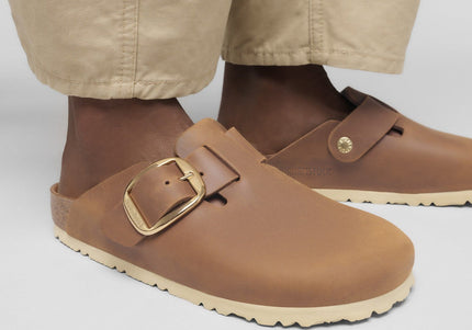 Boston Big Buckle Oiled Leather Cognac - closeup