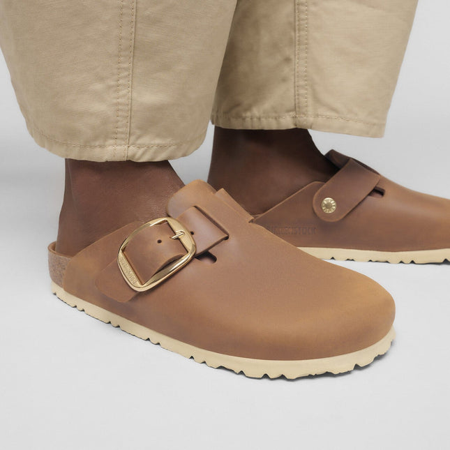 Boston Big Buckle Oiled Leather Cognac - closeup