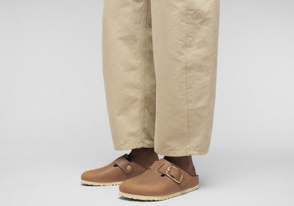 Boston Big Buckle Oiled Leather Cognac - model