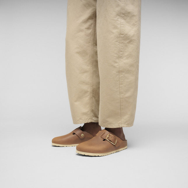 Boston Big Buckle Oiled Leather Cognac - model