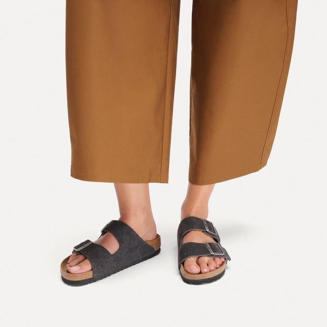 Arizona Suede Leather Charcoal - model