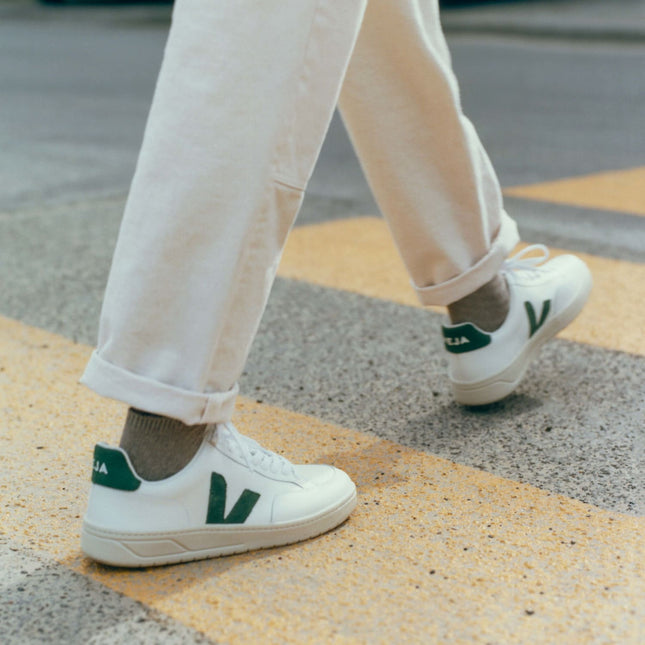 VEJA V-12 UNISEX SNEAKERS - Green